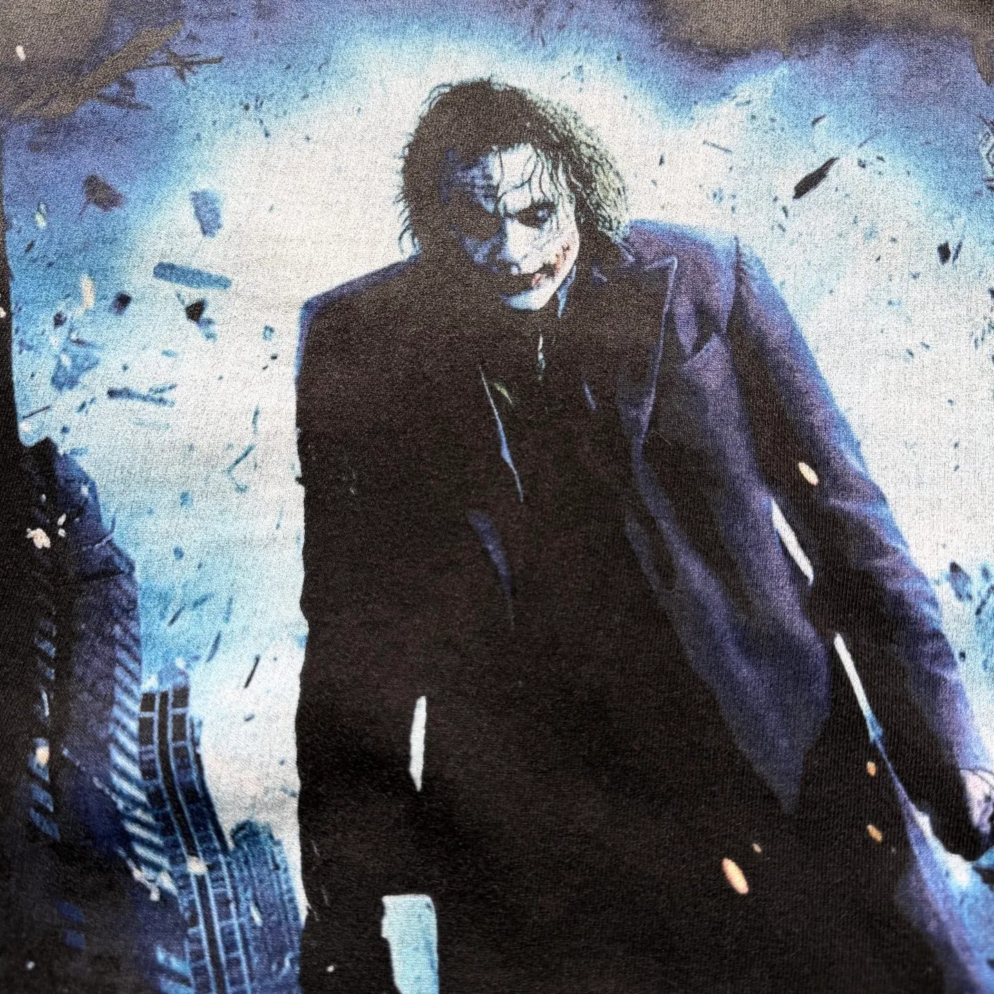 P138 # CTS-113 [Same as Lu Han] Saint "Batman The Dark Knight Joker" limited edition. 260g heavyweight pure cotton fabric after washing. White ink direct-jet printing. Retro single-stitch heaven and earth needle crafts + heavy-duty spray wash + hand damage. Size: S M L XL. If Batman represents justice, Joker is the ultimate evil. Most criminals can always find legitimate reasons for doing bad things, for revenge, for power, for wealth... For Joker, these reasons are tantamount to degrading him. He believes that the city lacks a "classy criminal" like him.   Joker challenges human nature and spurns justice. In his view, any morality, rules, and goodness can be destroyed, and only a "little push" can make people who claim to be righteous follow his path.  “Everyone has the ability to do evil, but everyone also has the ability to do good.” “True heroism is to still love life after recognizing the essence of life.” Customized 260g gram weight 100% cotton special washed fabric that is consistent with the original. With the blessing of imitation sun-drying, heavy sandblasting and fading + edge grinding + Assute fermentation and washing, the cotton feel on the surface of the fabric is well presented. Both the texture and feel are ceiling level. After the ready-made garments undergo a series of heavy washing and distressing processes, the retro and high-end sense of the entire garment is directly to the top. The garment making process of the entire garment adopts Saint The most common and complex single-needle sewing process (commonly known as single-thread heaven and earth stitch) among vintage vintage brands such as Michael